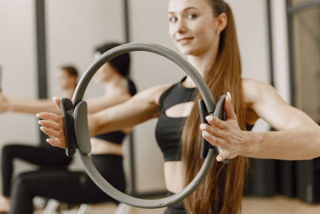 Une femme faisant du pilates avec un anneau